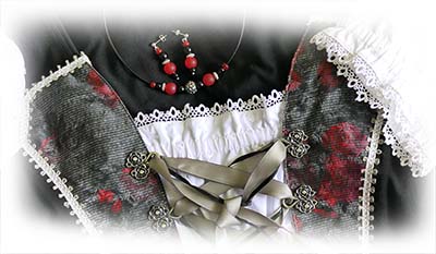 Tracht mit passendem Schmuck